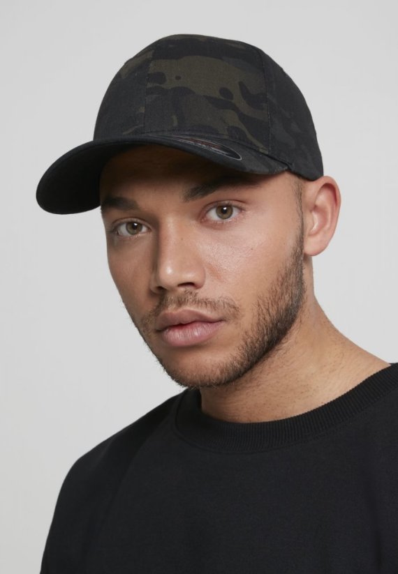 Tmavě maskáčová pánská kšiltovka Urban Classics Flexfit Multicam®
