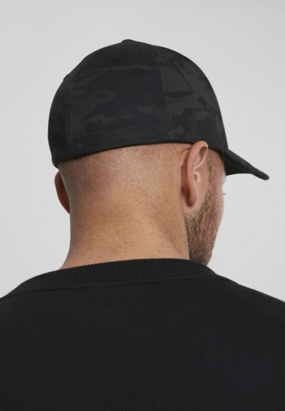 Tmavě maskáčová pánská kšiltovka Urban Classics Flexfit Multicam®